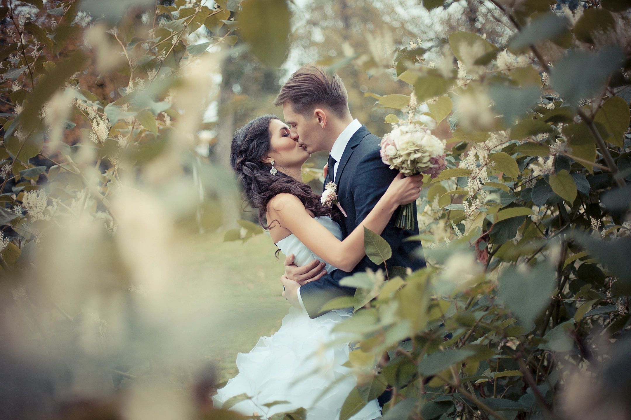 Wedding photo couple kissing